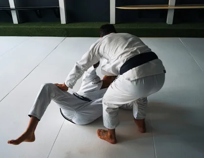adulti che praticano Brazilian Jiu-Jitsu in palestra