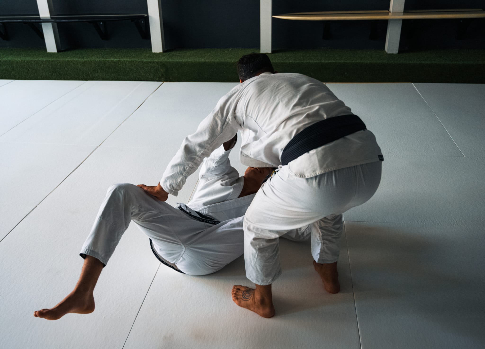 adulti che praticano Brazilian Jiu-Jitsu in palestra