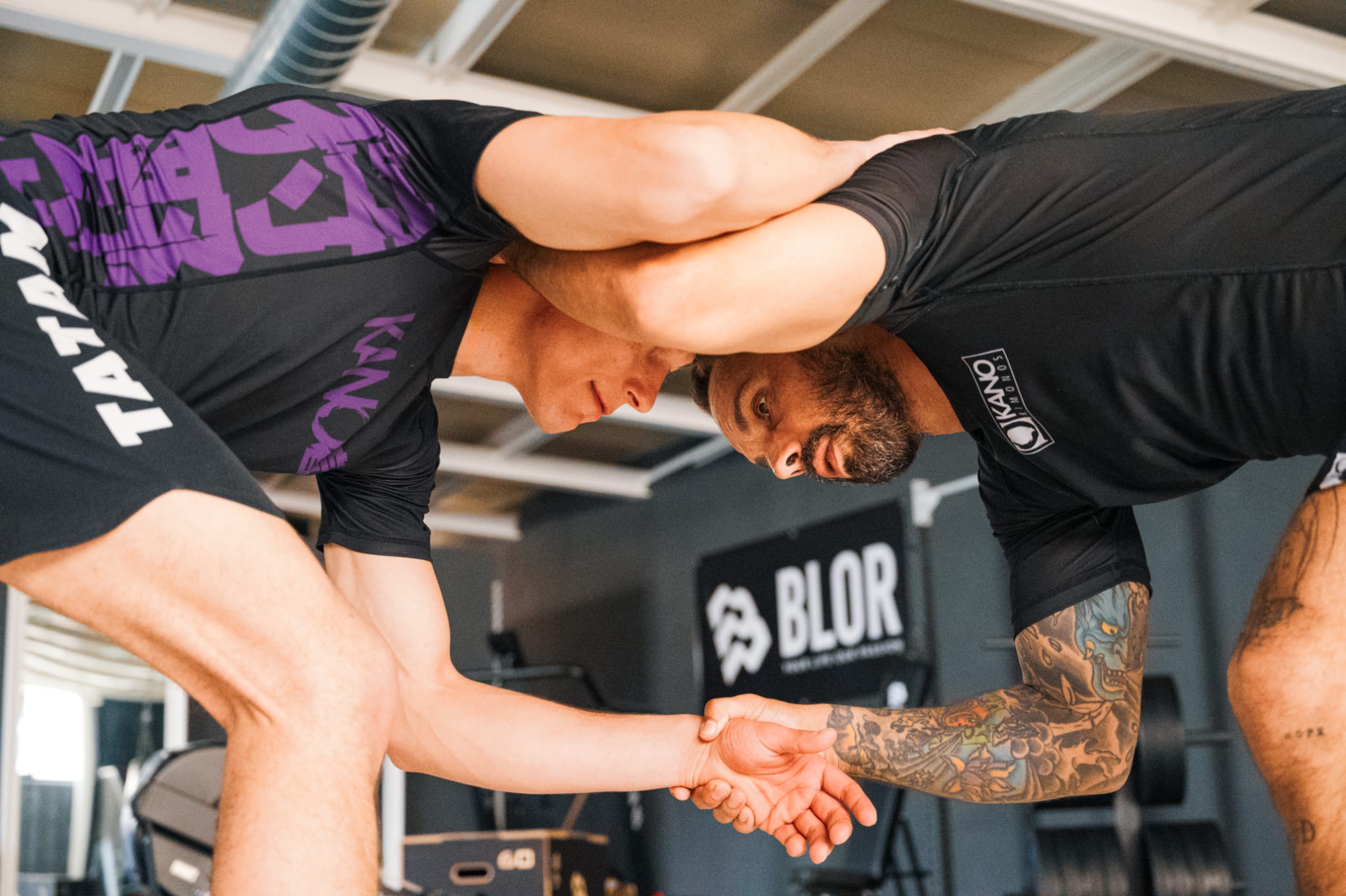 lotta in piedi in palestra